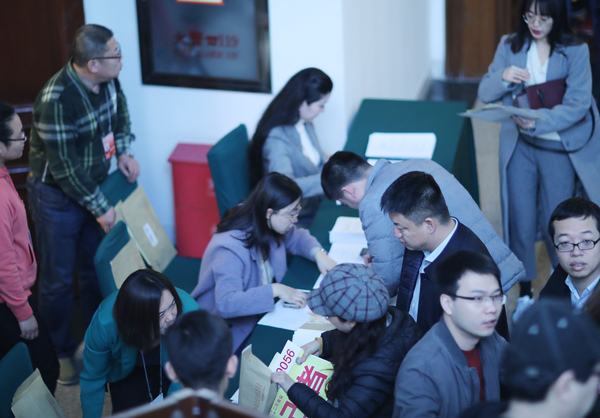 2月27日，全國政協(xié)十三屆二次會議記者證在全國政協(xié)機關發(fā)放。圖為 內(nèi)地記者在排隊領取證件。 本報記者 賈寧 攝