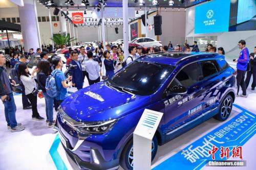 1月10日，首屆?？趪?guó)際新能源汽車展覽會(huì)吸引了特斯拉、路虎、保時(shí)捷、寶馬、蔚來(lái)、前途等汽車品牌共197款新能源汽車參展。<a target='_blank' href='http://www.chinanews.com/'>中新社</a>記者 駱云飛 攝