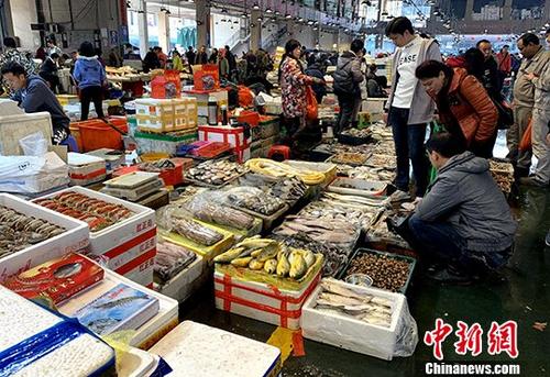 資料圖為福州市民春節(jié)期間在市場購買海鮮年貨。<a target='_blank' href='http://www.chinanews.com/'>中新社</a>記者 王東明 攝