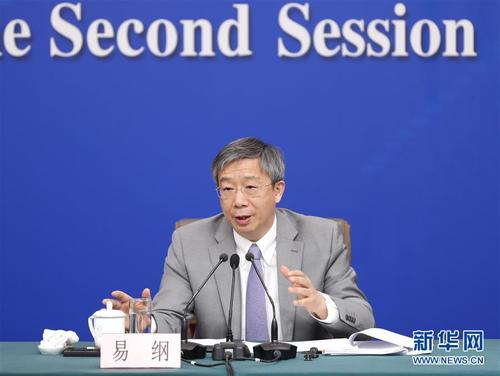 易綱在回答記者提問。 新華社記者 沈伯韓 攝