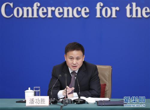 潘功勝在回答記者提問。 新華社記者 沈伯韓 攝
