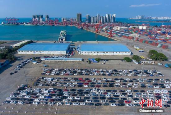2月9日，春節(jié)長(zhǎng)假臨近尾聲，來(lái)海南度假的自駕游車(chē)輛進(jìn)入返程高峰。海南全島天氣晴朗，瓊州海峽暢通，過(guò)海車(chē)輛有序提前預(yù)約，?？谌蟾劭谖闯霈F(xiàn)大量出島車(chē)輛滯留現(xiàn)象。圖為航拍在?？谛阌⒏鄞a頭排隊(duì)等待上船的車(chē)輛。 駱云飛 攝