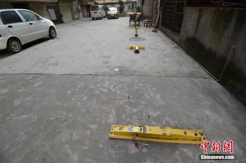 資料圖：某小區(qū)通道上演搶占停車位大戰(zhàn)。<a target='_blank' href='http://www.chinanews.com/'>中新社</a>發(fā) 胡楊 攝 圖片來源：CNSPHOTO