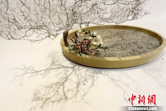圖為蘭州花道藝人用甘肅河西一帶的沙子及沙漠植物創(chuàng)作的“花道”作品?！「哒?攝
