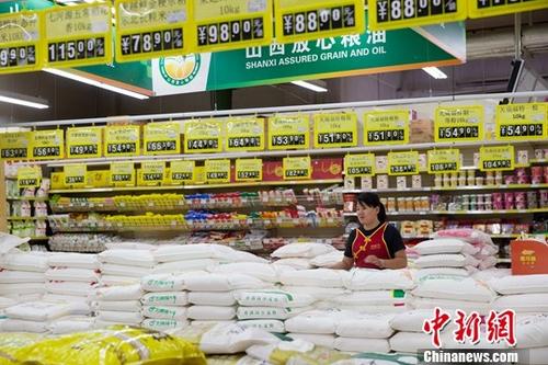 8月14日，山西太原，民眾正在購買生活用品。當(dāng)日，中國國家統(tǒng)計局發(fā)布消息，2017年7月份，中國社會消費品零售總額29610億元，同比名義增長10.4%。<a target='_blank' href='http://www.chinanews.com/'>中新社</a>記者 張云 攝