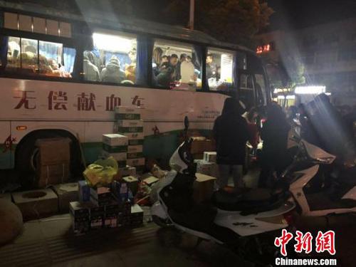 深夜，仍有大批民眾排著長隊獻血。　谷華 攝