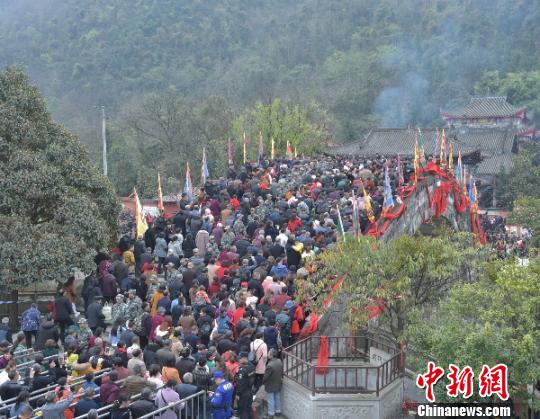 現(xiàn)場有安保人員組成的隔墻和護墻。　楊勇 攝