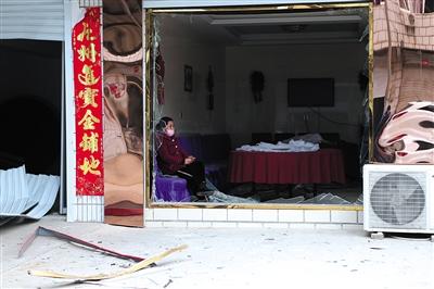江蘇響水王商村，一位村民坐在自家破損的窗戶邊。新京報記者 彭子洋 攝