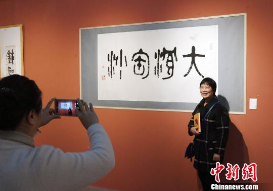 “思入風(fēng)云筆翻江?！∝陼嬎囆g(shù)回顧展”在福州的福建省畫院開幕，吸引觀眾在作品前留影?！∮浾邉⒖筛?攝