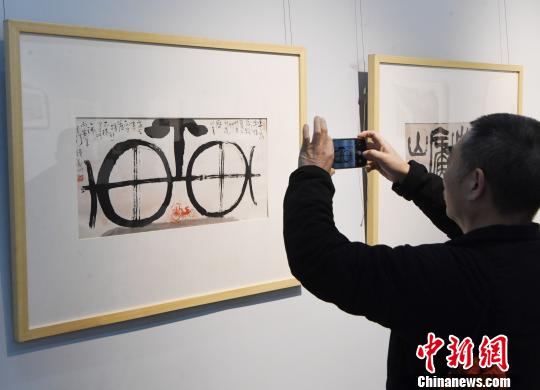 “思入風(fēng)云筆翻江海——丁仃書畫藝術(shù)回顧展”在福州的福建省畫院開幕吸睛。　記者劉可耕 攝