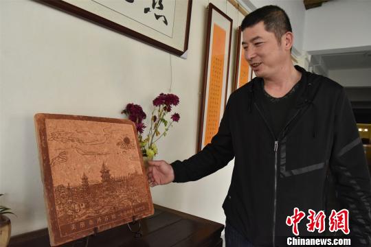 如今，吳育琳的磚雕作品題材愈加豐富，雕刻技藝也不斷進(jìn)步?！￡慅埳?攝