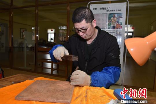 吳育琳不時(shí)拿起木榔頭仔細(xì)敲打，動(dòng)作十分嫻熟?！￡慅埳?攝
