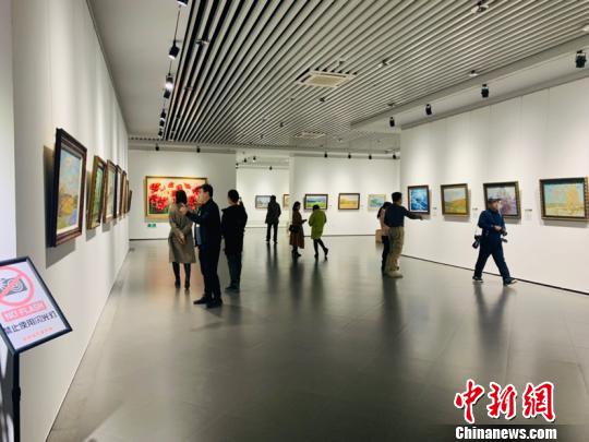 此次共展出150余幅俄羅斯油畫(huà)?！㈠a菊 攝