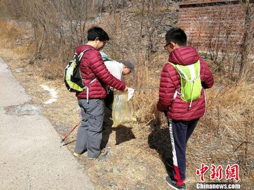 圖為活動參與者在揀拾路邊的垃圾。招嘉虹/攝 招嘉虹 攝