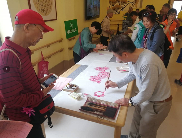 社區(qū)居民揮毫潑墨，為活動(dòng)助興