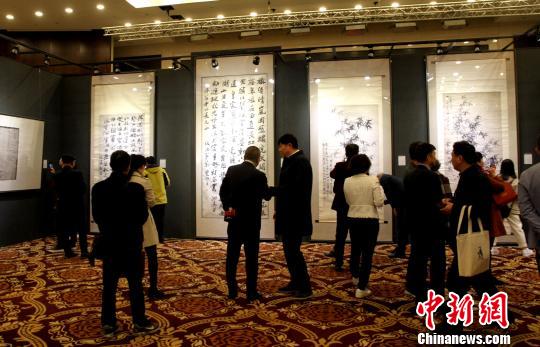 圖為展館現(xiàn)場人頭攢動。　崔佳明 攝