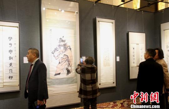 圖為民眾在參觀書(shū)畫(huà)展覽。　崔佳明 攝