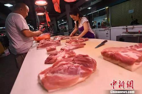 資料圖：8月9日，山西太原，民眾在菜市場選購豬肉。<a target='_blank' href='http://www.chinanews.com/'>中新社</a>記者 武俊杰 攝
