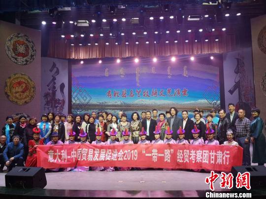 圖為考察團(tuán)成員與肅北藝術(shù)團(tuán)演出人員合影?！《∷?攝