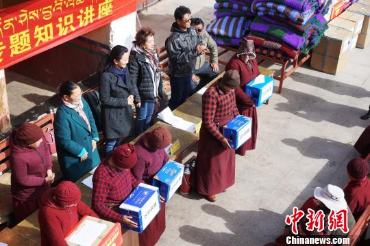 圖為4月10日，活動(dòng)向雄色寺僧尼贈(zèng)送各類(lèi)物品。　張偉 攝