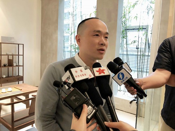 國號白茶創(chuàng)始人李國進(jìn)表示，國號始終堅(jiān)持著“真”的品牌理念。力求最質(zhì)樸地還原出白茶本真的味道。讓愛茶人喝到好茶，讓喝茶人愛上白茶。                       新華網(wǎng)記者 張婷婷 攝影