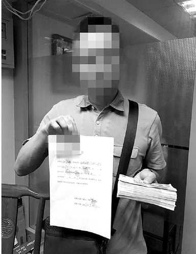 借款人簽下借款合同后，拍照留證。這是“套路貸”的行規(guī)。