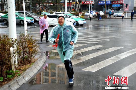 圖為健康接力跑。　劉佳鵬 攝