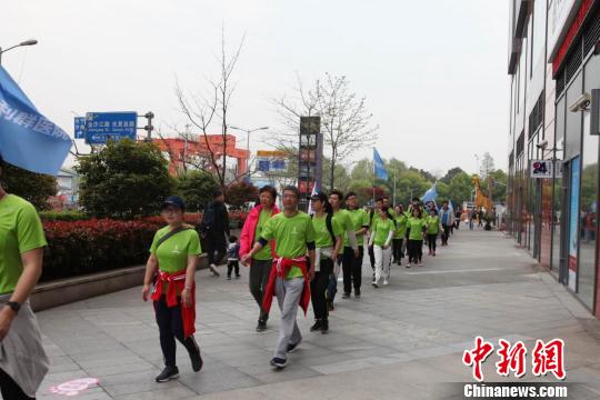 專業(yè)教練演示健走的標(biāo)準(zhǔn)姿勢(shì)及正確的熱身方式，并帶領(lǐng)參賽人群進(jìn)行實(shí)地健走活動(dòng)?！￡愳o 攝
