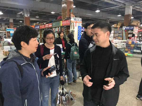圖一：4月10日，在溫州樂(lè)清柳市鎮(zhèn)中國(guó)電器城長(zhǎng)虹村黨支部書(shū)記鄭海江向本報(bào)（網(wǎng)）記者詳細(xì)介紹中國(guó)電器城的來(lái)世今生……