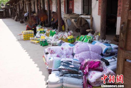 堆放在村民住地的部分救助物質(zhì)。主辦方提供