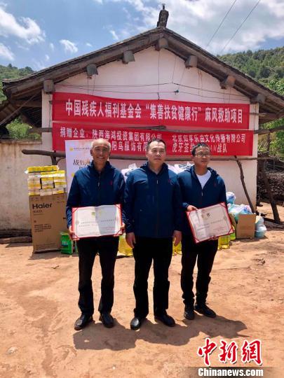 中國殘疾人福利基金會(huì)副秘書長劉玉文向“愛心大使”和“陽光大使”頒發(fā)聘書?！⊥踝婷?攝