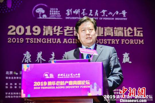 民政部培訓(xùn)中心民政政策理論研究所所長(zhǎng)成海軍在4月19日開(kāi)幕的2019清華老齡產(chǎn)業(yè)高端論壇上發(fā)表演講時(shí)預(yù)言，養(yǎng)老服務(wù)業(yè)的范圍、內(nèi)涵將更廣，涉及到的政策也會(huì)更精準(zhǔn)、更精細(xì)。清華同衡供圖