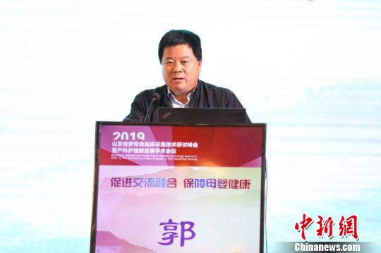 山東省護(hù)理學(xué)會秘書長郭明興介紹相關(guān)情況?！O婷婷 攝