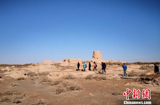 鎖陽城遺址是一處集古遺址、古佛寺遺址、古渠系和古墾區(qū)、墓葬群等多種遺跡為一體的文化遺產(chǎn)，保存了中國古代最為完整的軍事防御體系和農(nóng)業(yè)灌溉水利體系。圖為2019年4月上旬游客參觀?！《∷?攝