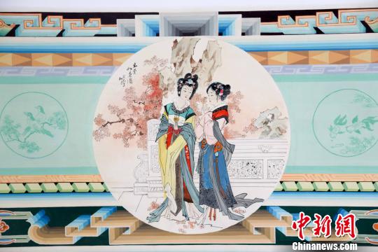 炕圍畫(huà)融壁畫(huà)、年畫(huà)、建筑彩繪為一體，兼具實(shí)用和審美功能 王斌田 攝