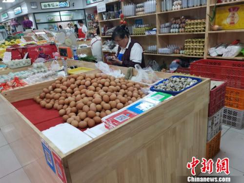 圖為菜市場(chǎng)里賣(mài)的雞蛋。 謝藝觀 攝