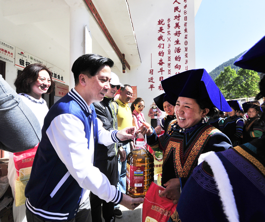 中國扶貧開發(fā)協(xié)會(huì)榮譽(yù)副會(huì)長、然健環(huán)球大中華區(qū)及東南亞執(zhí)行副總裁吳耀棠先生為村民發(fā)放捐贈(zèng)物資