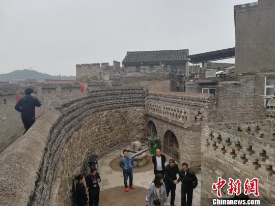 論壇開(kāi)幕之前，與會(huì)專家參訪皇城相府、郭峪古城、邸洎城、天官王府等古堡民居?！《坌?攝