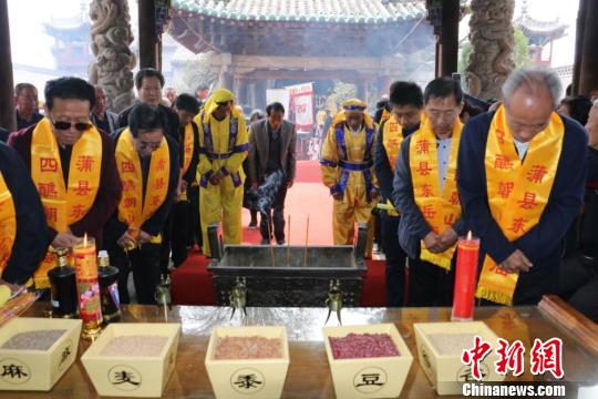 民眾祈福風(fēng)調(diào)雨順，五谷豐登，國泰民安?！∪嘻惸?攝