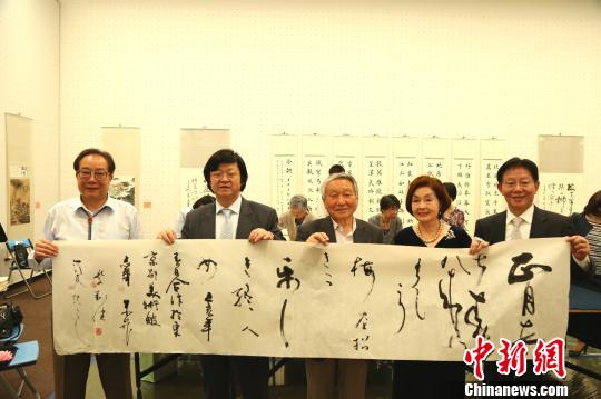 中日書(shū)法家五人集體創(chuàng)作書(shū)法作品?！|友 攝