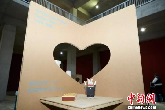 圖為《變形記》展品。　刁海洋 攝