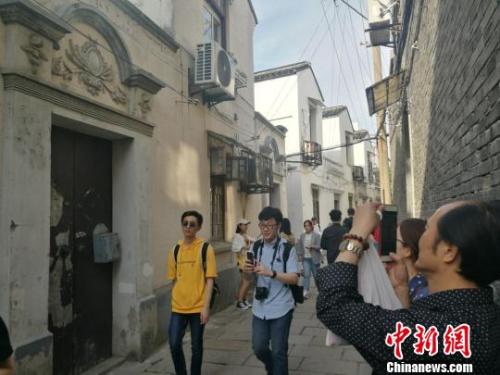 資料圖：大批游客在“蘇明玉家”前拍照“打卡”。　鐘升 攝