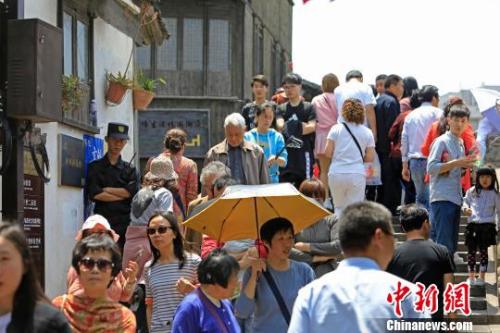 資料圖：游客們?cè)谏虾Ｐ聢?chǎng)古鎮(zhèn)游玩。　殷立勤 攝