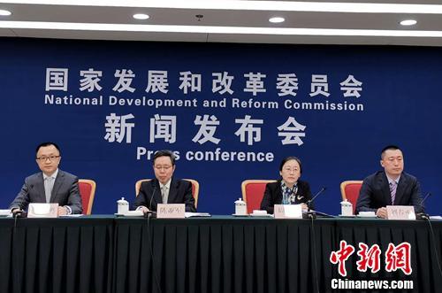 5月6日，國家發(fā)改委召開專題新聞發(fā)布會，介紹關(guān)于建立健全城鄉(xiāng)融合發(fā)展體制機制和政策體系有關(guān)情況，并回答記者提問。<a target='_blank' href='http://www.chinanews.com/' >中新網(wǎng)</a>記者 李金磊 攝