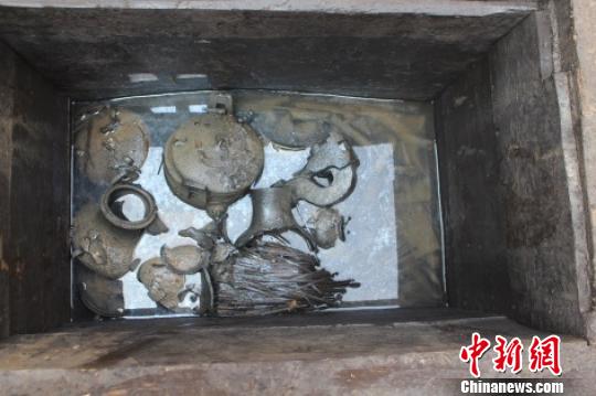 荊州龍會河北岸墓地M324頭箱隨葬器物，其中包括戰(zhàn)國楚簡共324枚。荊州博物館供圖