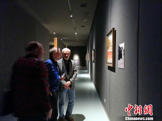 圖為，觀眾在觀賞“印象山東——俄羅斯油畫家寫生作品展”?！O宏瑗 攝