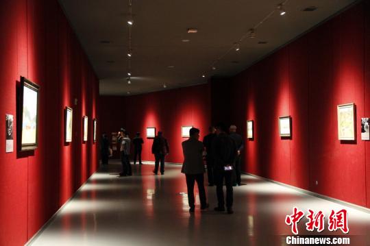 在“印象山東——俄羅斯油畫家寫生作品展”上，90幅油畫作品描繪了俄羅斯與山東的優(yōu)美風(fēng)光，集中展示了俄羅斯藝術(shù)家的寫生成果?！O宏瑗 攝