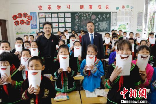 中國紅基會攜手內(nèi)蒙古伊利公益基金會啟動“伊心為你，感動童行”天使之旅貧困先心病患兒篩查救助行動。5月7日至10日，篩查活動將陸續(xù)在隆林縣、田林縣及凌云縣開展貧困先心病患兒篩查救助活動?！「洞簛?攝
