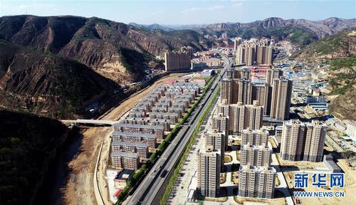 4月23日無(wú)人機(jī)拍攝的陜西延安安塞區(qū)位于道路兩側(cè)的惠澤園移民安置小區(qū)。 新華社記者 劉瀟 攝