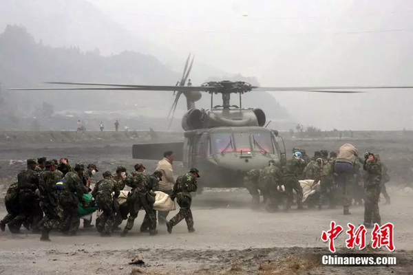 2008年5月17日，解放軍將汶川縣映秀鎮(zhèn)的村民用直升飛機(jī)送往醫(yī)院搶救。中新社發(fā) 郭國權(quán) 攝